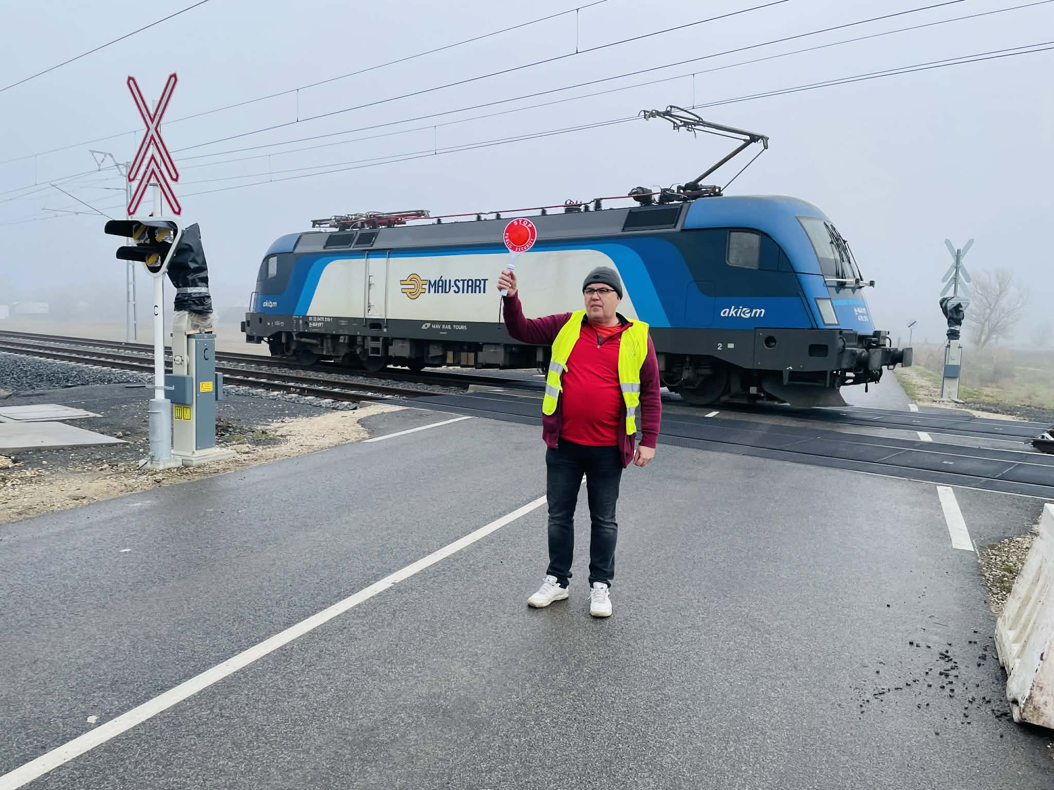 Óvatosan az átjárókban! Emelt sebességű vasúti teszt kezdődik <small>(youtube)</small>