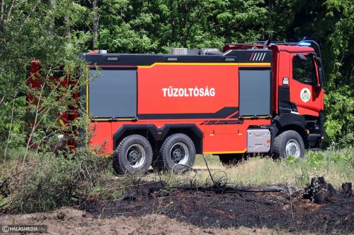Tűz volt egy tanyaudvaron, fahulladék, kerítés égett