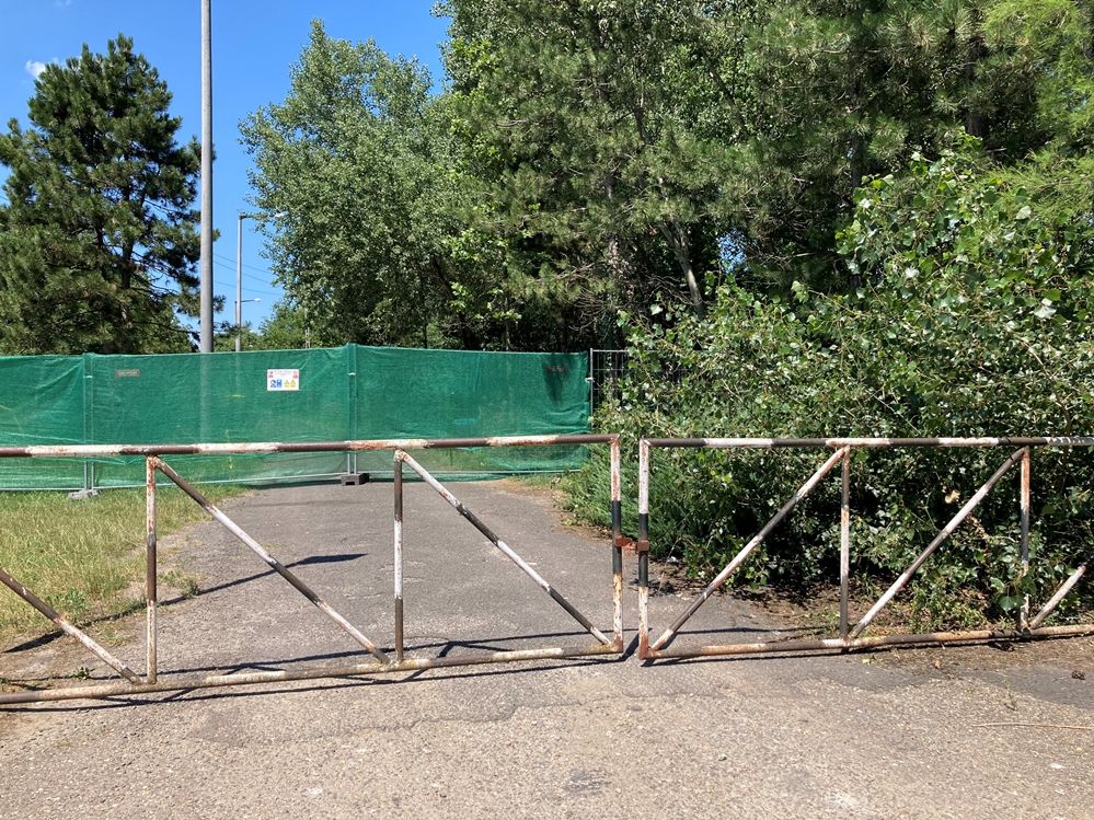 Készül a szabadidőközpont – munkaterület a Csetényi park
