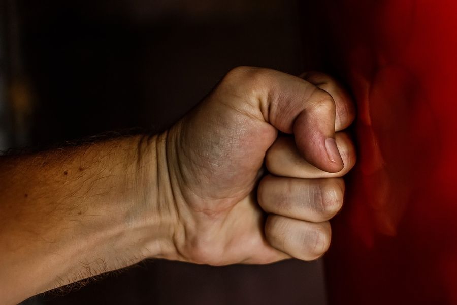 Félholtra verte volt alkalmazottját